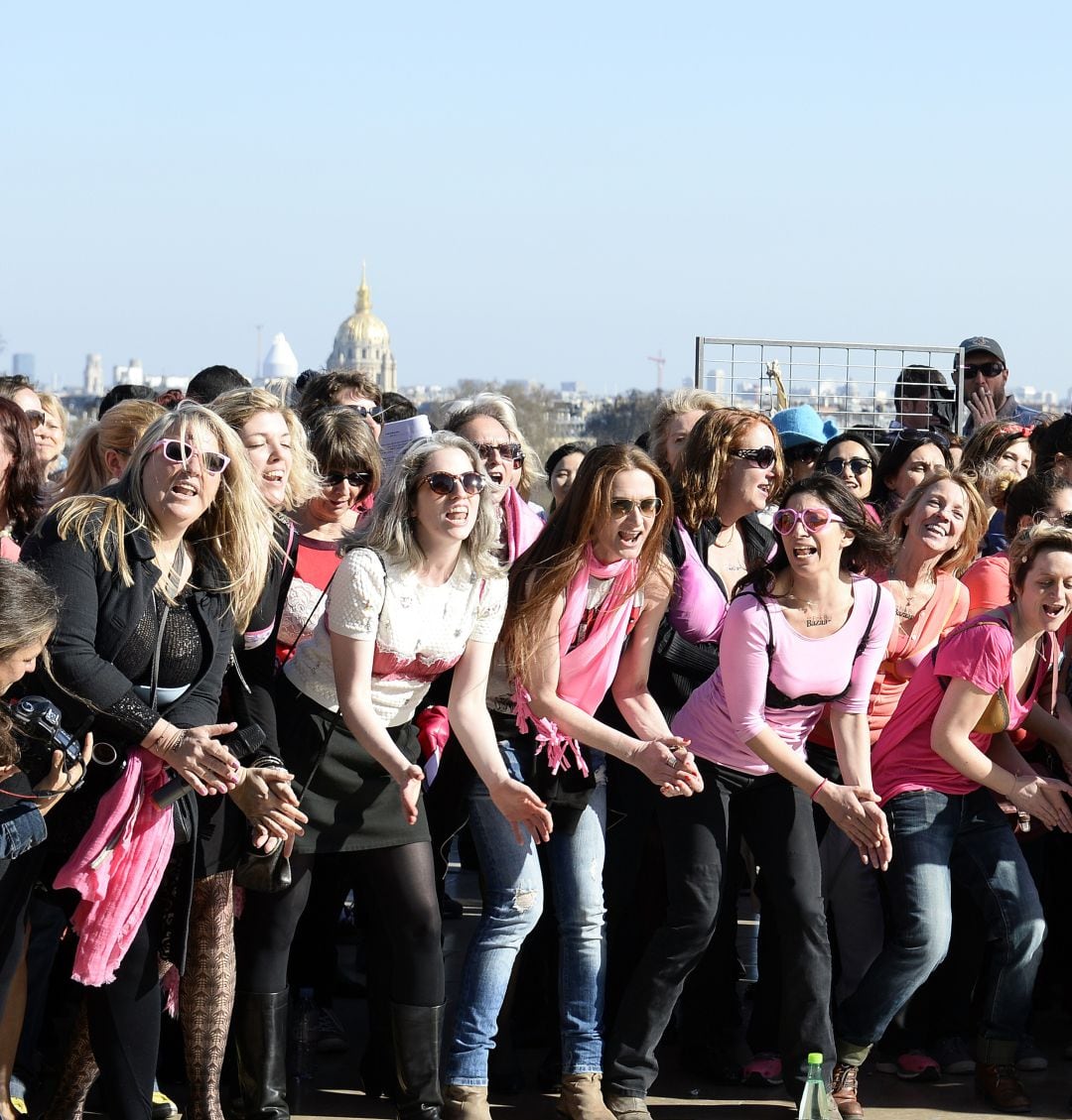 Varias mujeres participan en París (Francia) en un acto sobre el cáncer de mama.