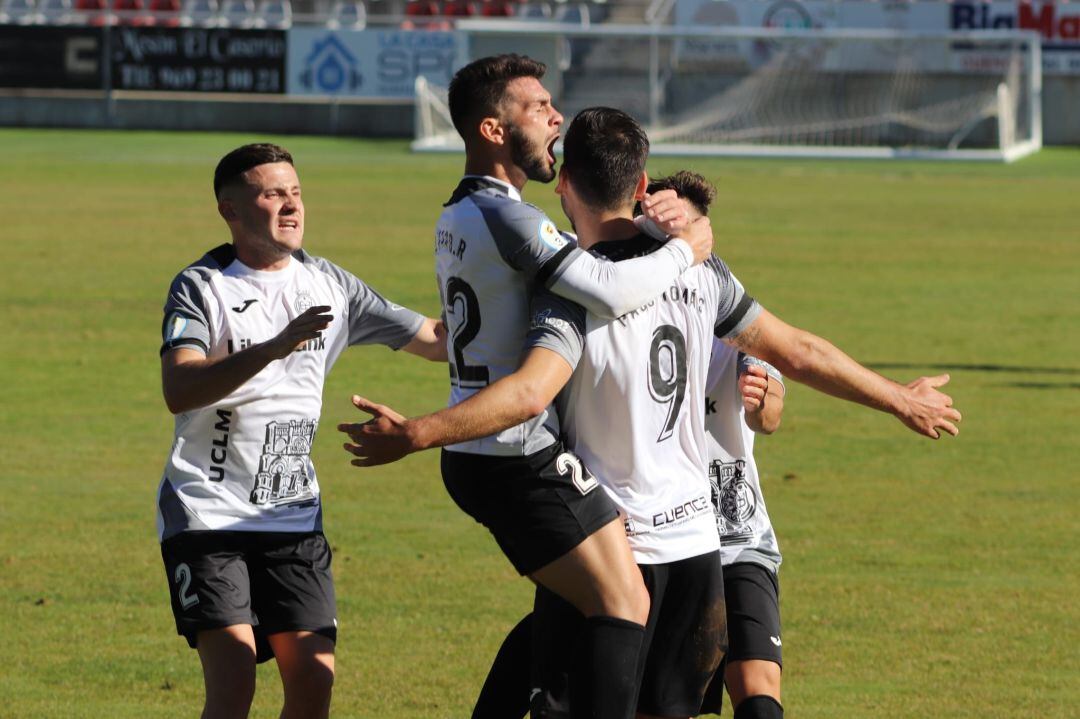 El Conquense celebra el gol de Paco Tomás, que abría el marcador