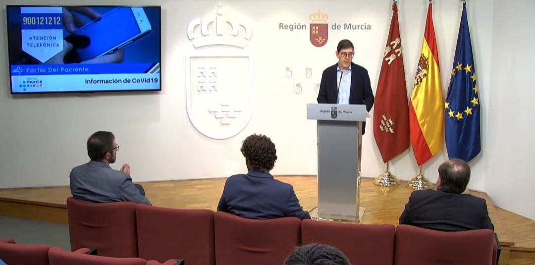 El consejero Manuel Villegas durante la comunicación de los últimos datos del coronavirus en la Región