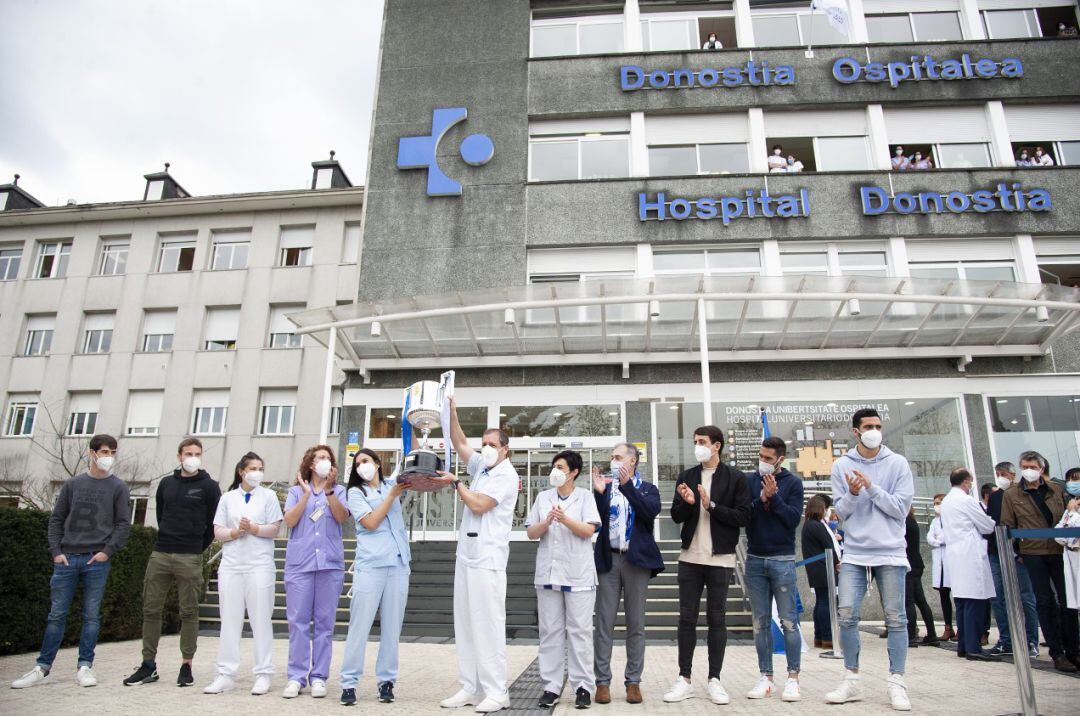 Los sanitarios del Hospital Donostia levantan la Copa del Rey en presencia de los cinco capitanes de la Real Sociedad