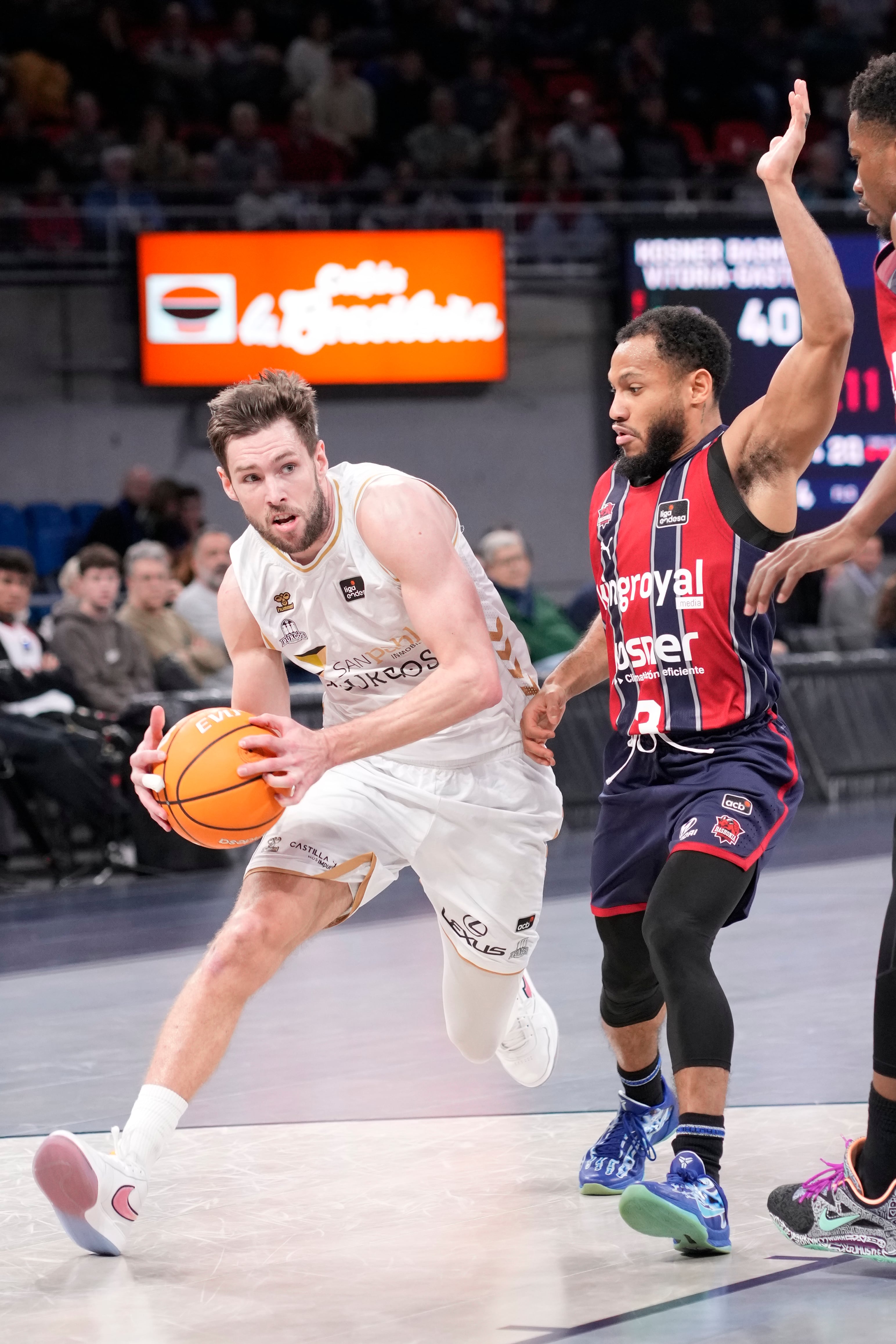 VITORIA-GASTEIZ, 27/12/2025.- El jugador del Kosner Baskonia M. Nowell, y el jugador del San Pablo Burgos J. Gudmundsson, durante el partido de la jornada 12 de la Liga Endesa de baloncesto entre el Kosner Baskonia y el San Pablo Burgos, este sábado en el pabellónFernando Buesa Arena de Vitoria. EFE/ Adrián Ruiz Hierro