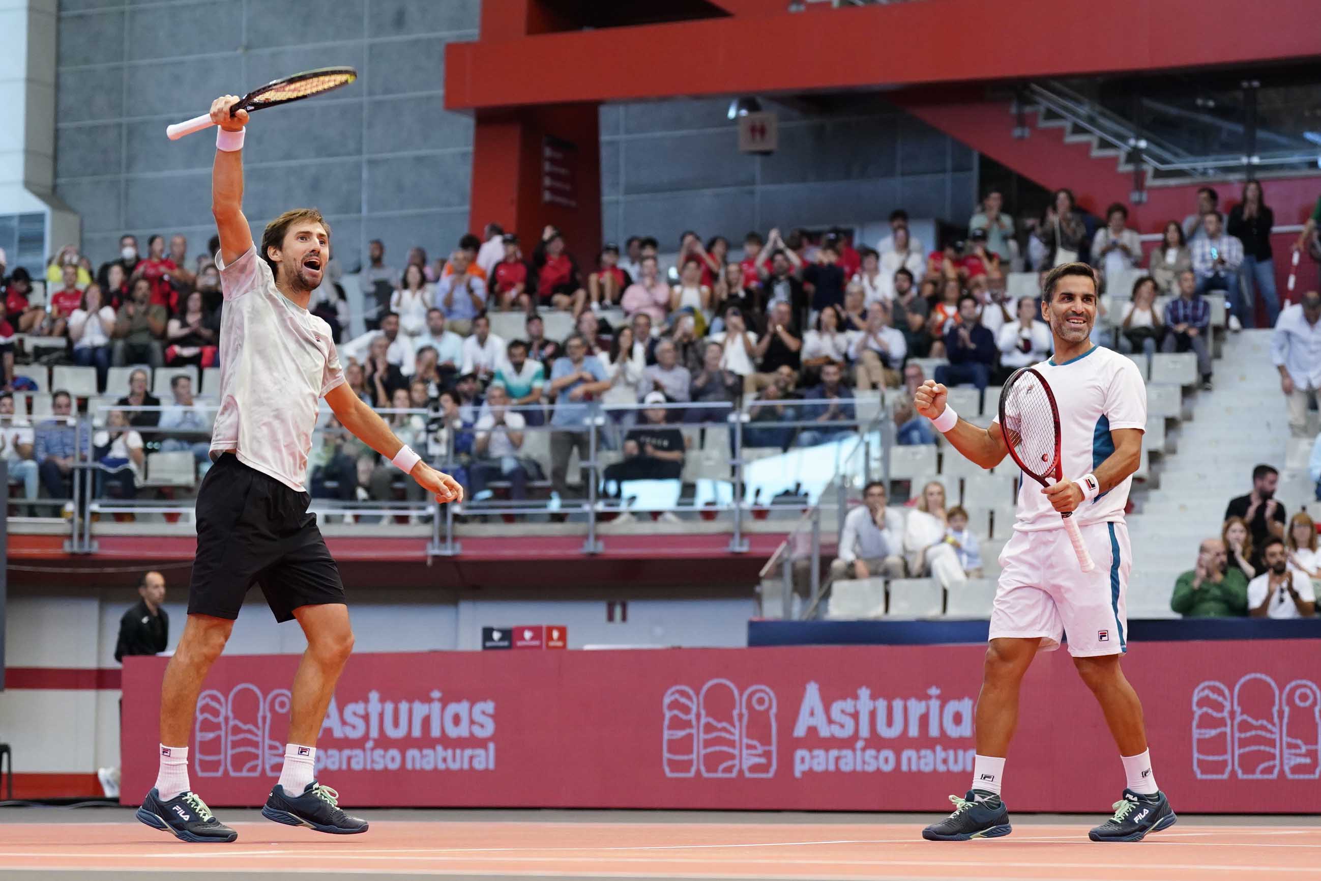 La pareja argentina celebra la victoria en la final del Gijón Open.