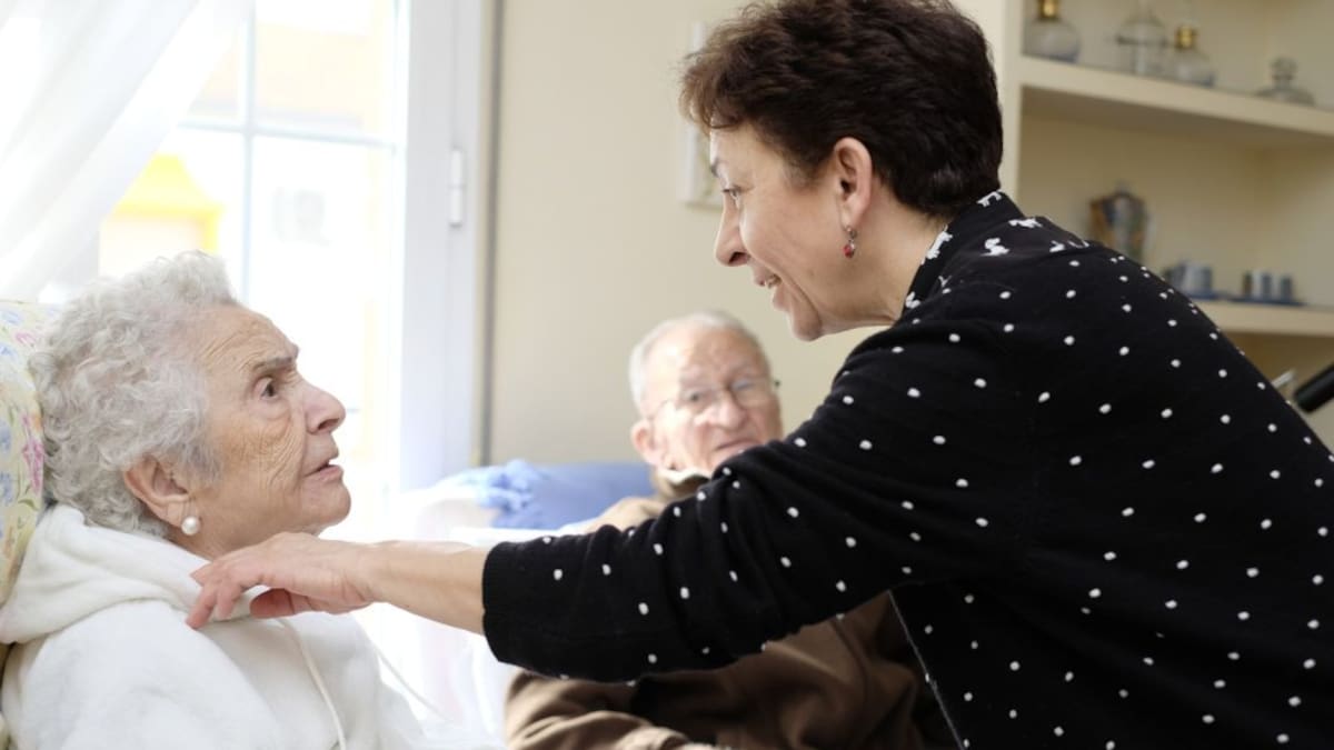 Paqui Carpio:"Nuestros padres deberían haber tenido la misma prioridad que los mayores de las residencias para la vacuna"