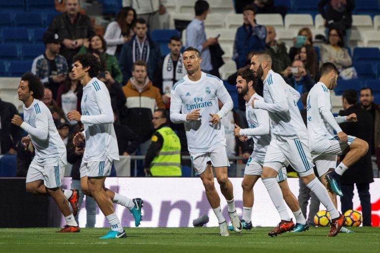 Benzema, al lado de Ronaldo, en un calentamiento del Real Madrid