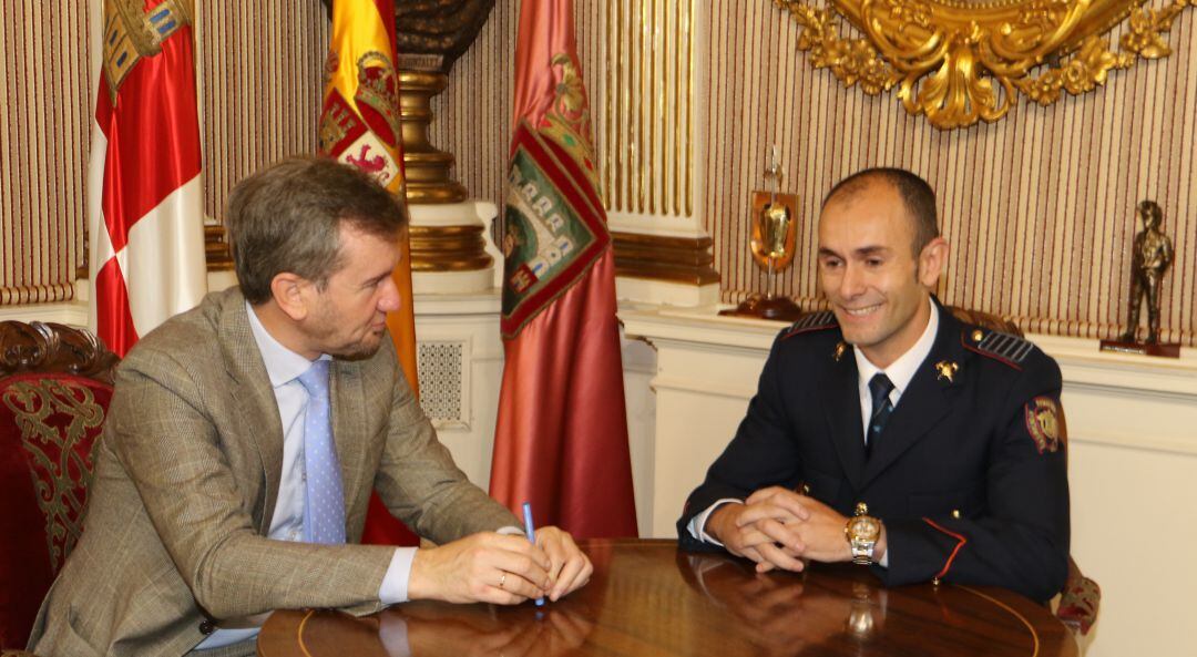 El jefe de bomberos, Miguel Angel Extremo (dcha) en la primera reunión con el alcalde, Javier Lacalle.