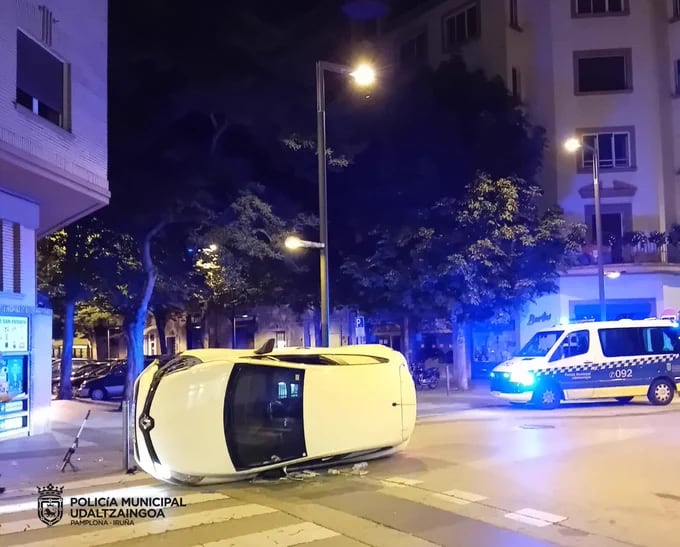 Da positivo en alcohol tras sufrir un accidente de tráfico y volcar en Pamplona