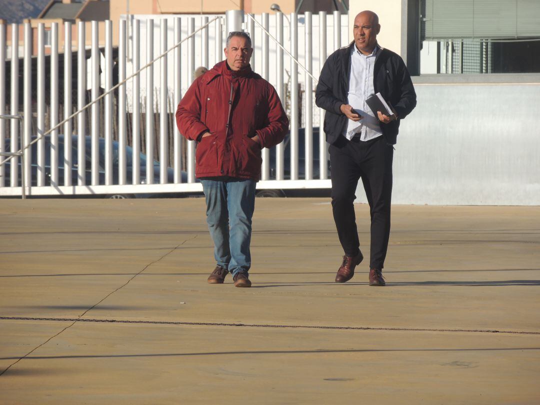 El agente de Romera (derecha) este martes llegando al Estadio.