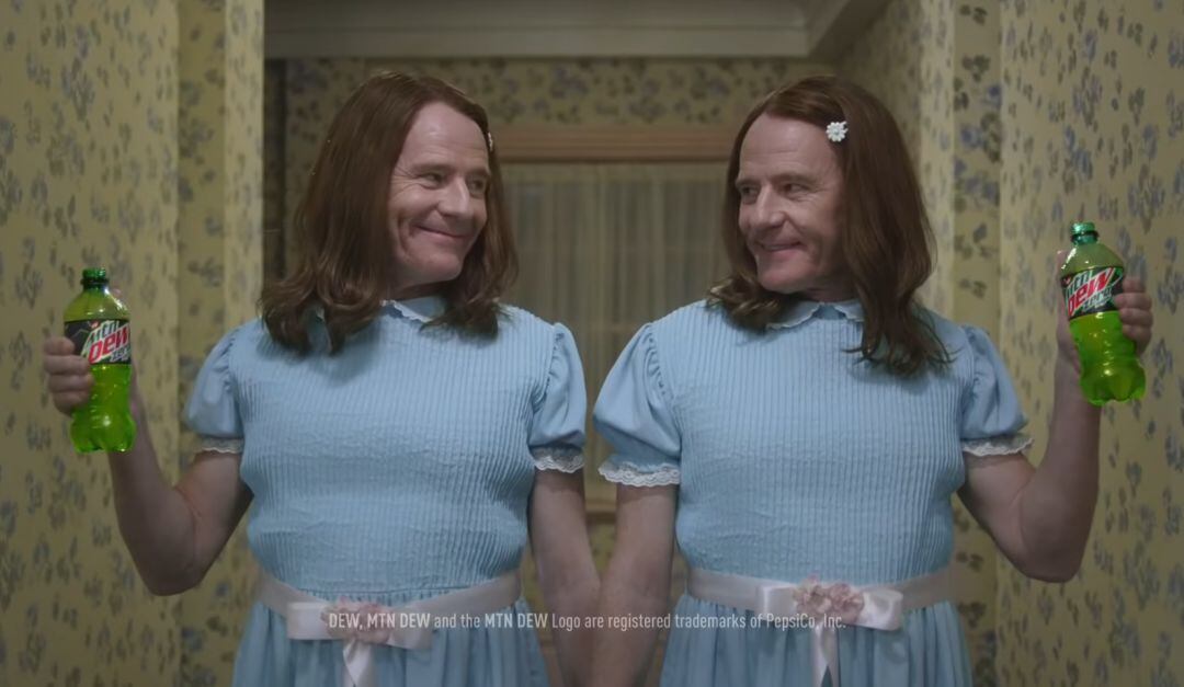 Bryan Cranston como las niñas de El Resplandor.