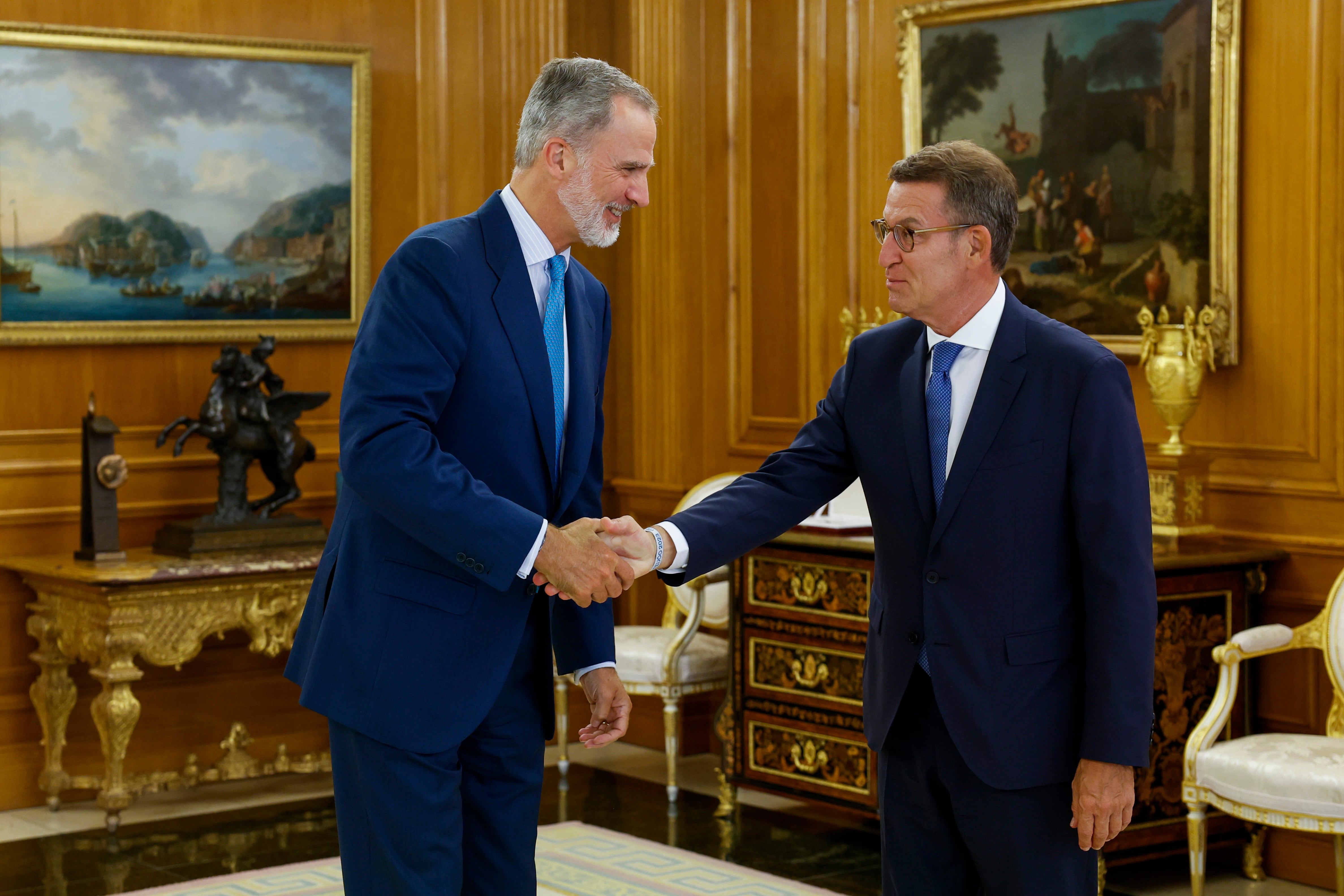 El rey Felipe VI durante la recepción al líder del PP, Alberto Núñez Feijóo, en Zarzuela