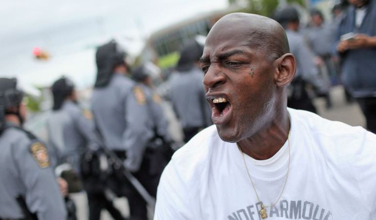 Un hombre protesta en Baltimore (Estados Unidos).