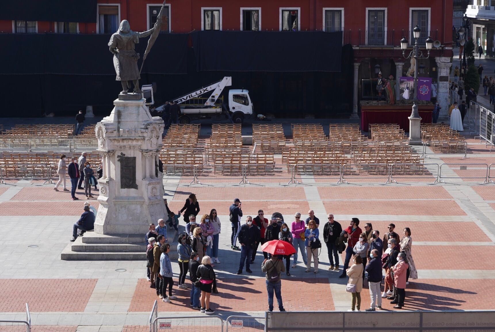 Grupo de turistas en la Plaza Mayor