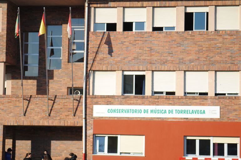 Fachada principal del Conservatorio de Torrelavega