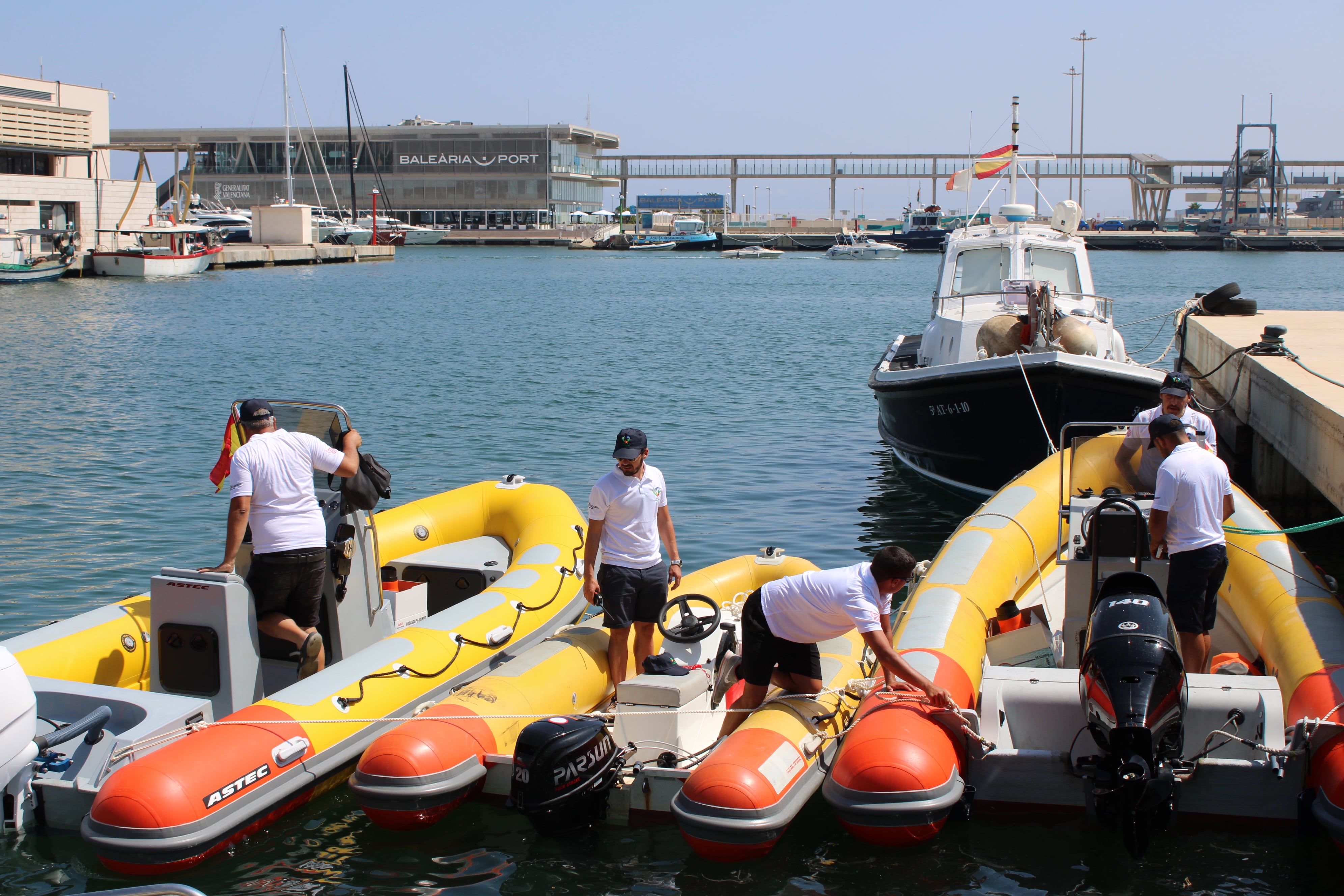 Embarcaciones del servicio de vigilancia marina de protección de la posidonia.