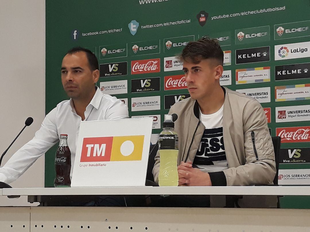 Jorge Cordero, a la izquierda, junto al jugador del Elche Alfred Planas en su presentación