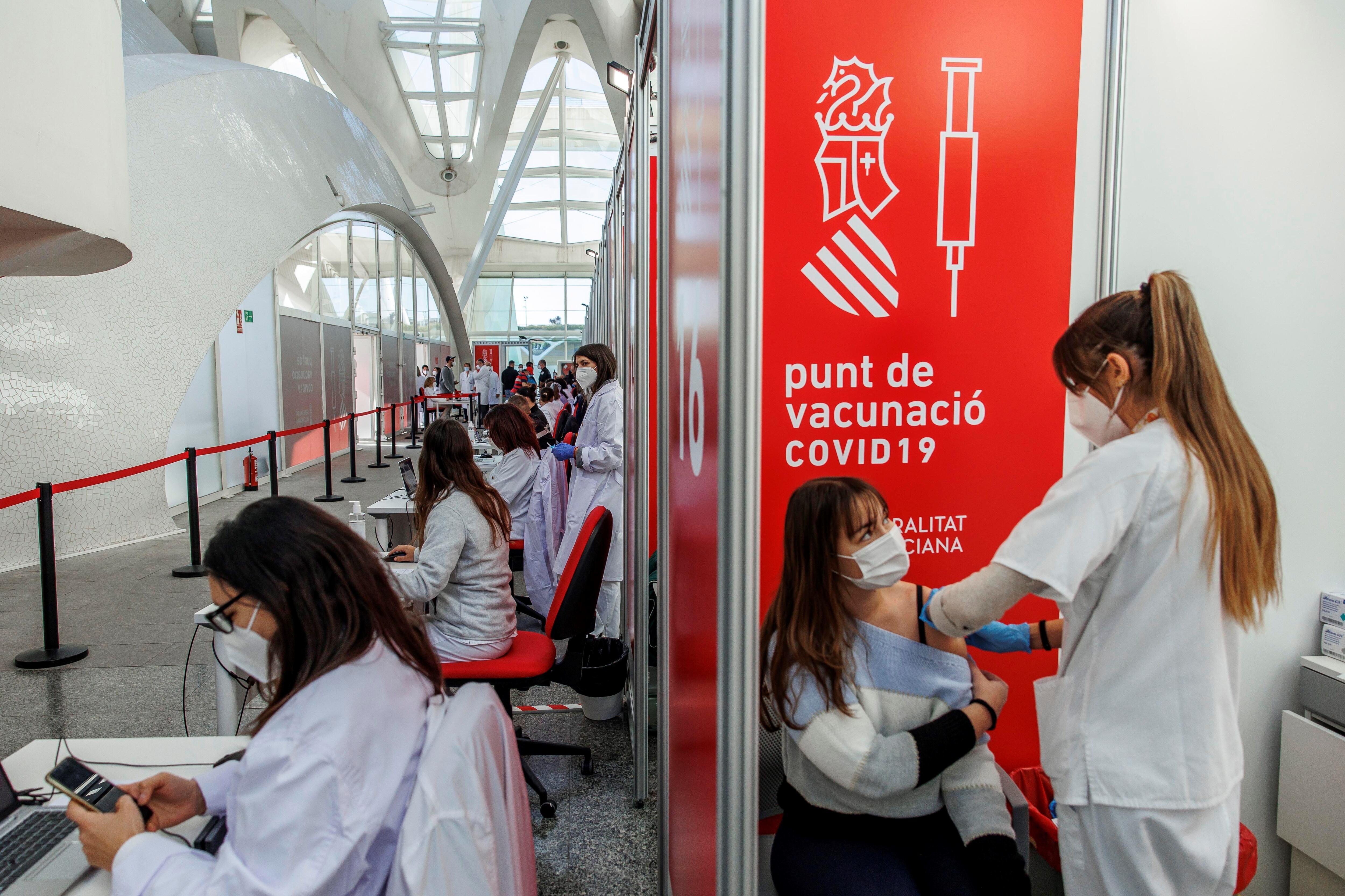 GRAFCVA2671. VALENCIA, 03/02/2022.-Una persona se vacuna contra el coronavirus en el centro de vacunación en la Ciudad de las Artes y las Ciencia de Valencia. EFE/Biel Aliño
