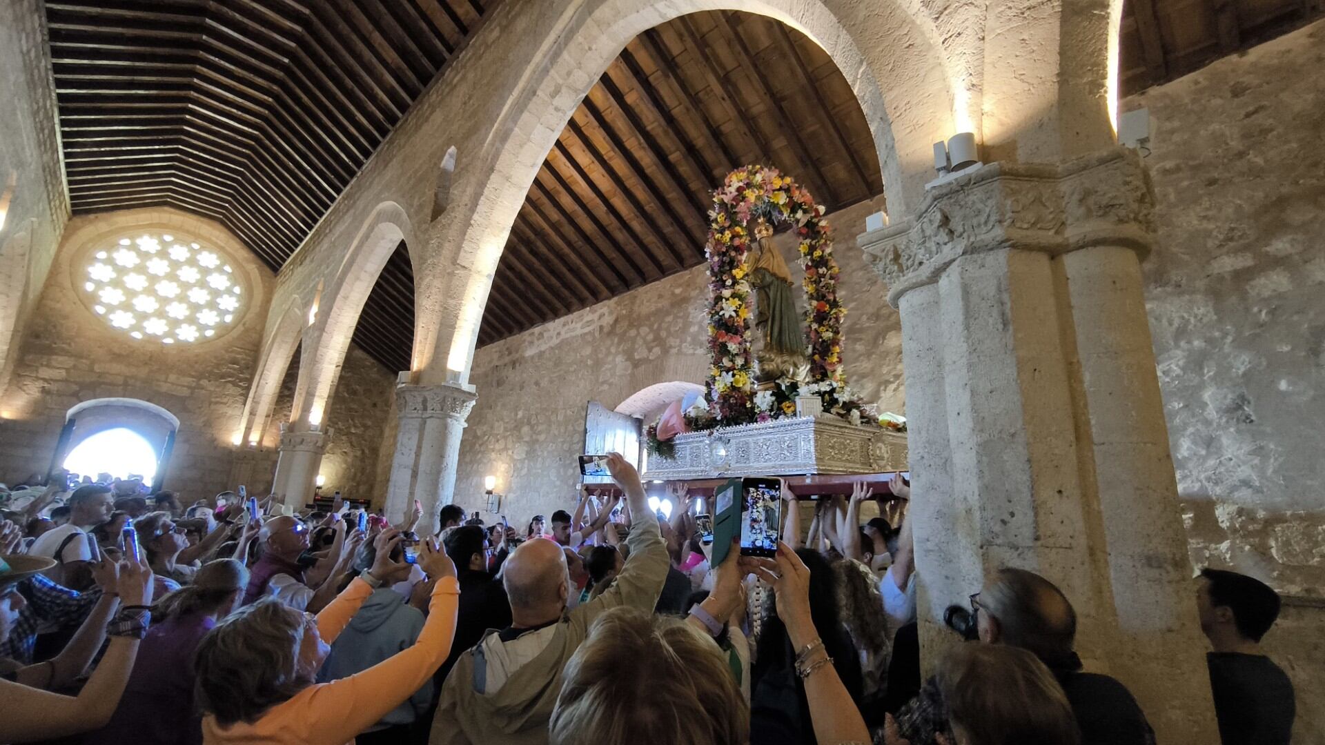 La Virgen de Alarcos, entrando a la ermita