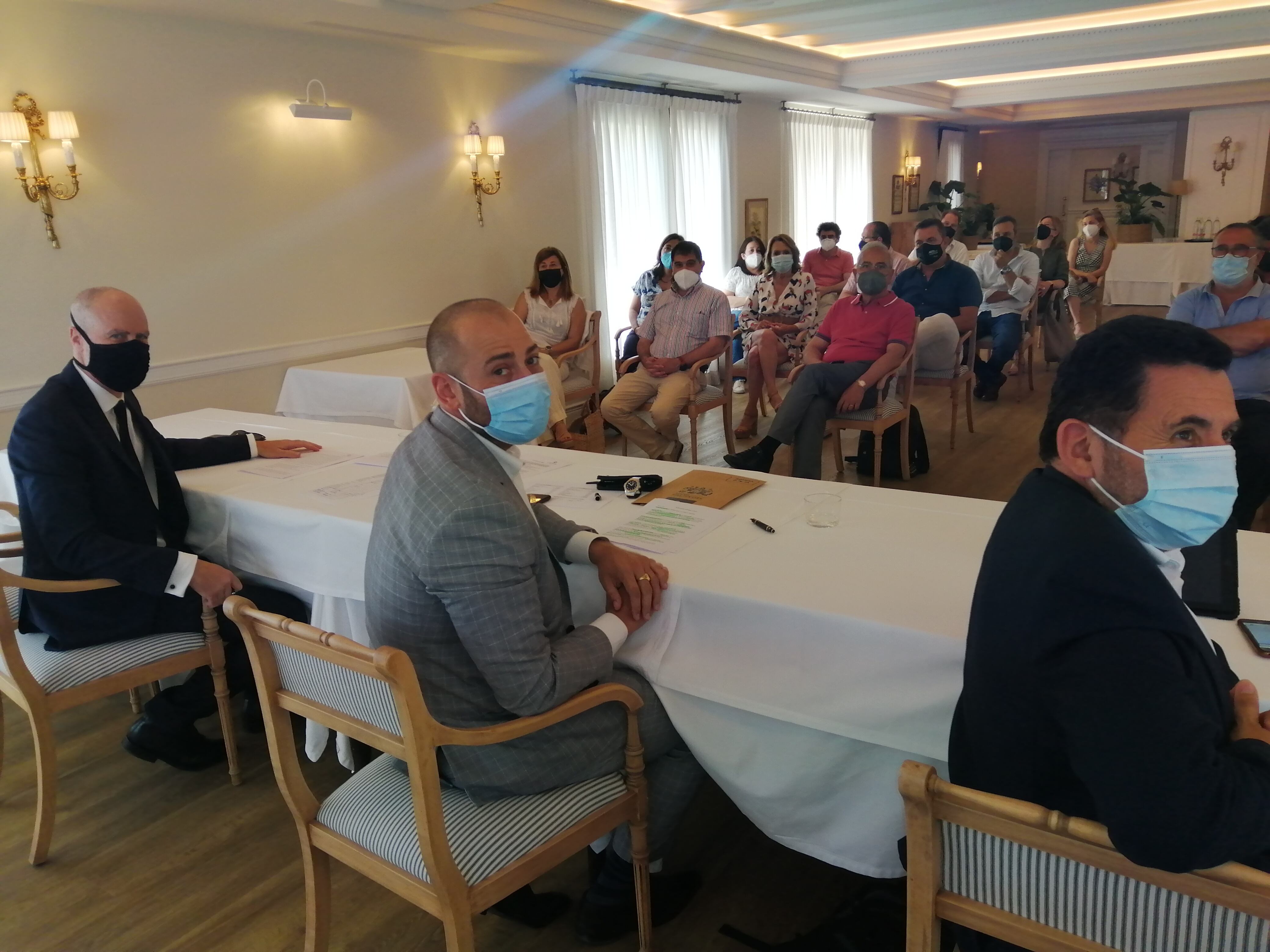 El presidente de Cedma, Benito Mestre, en el centro de la imagen.