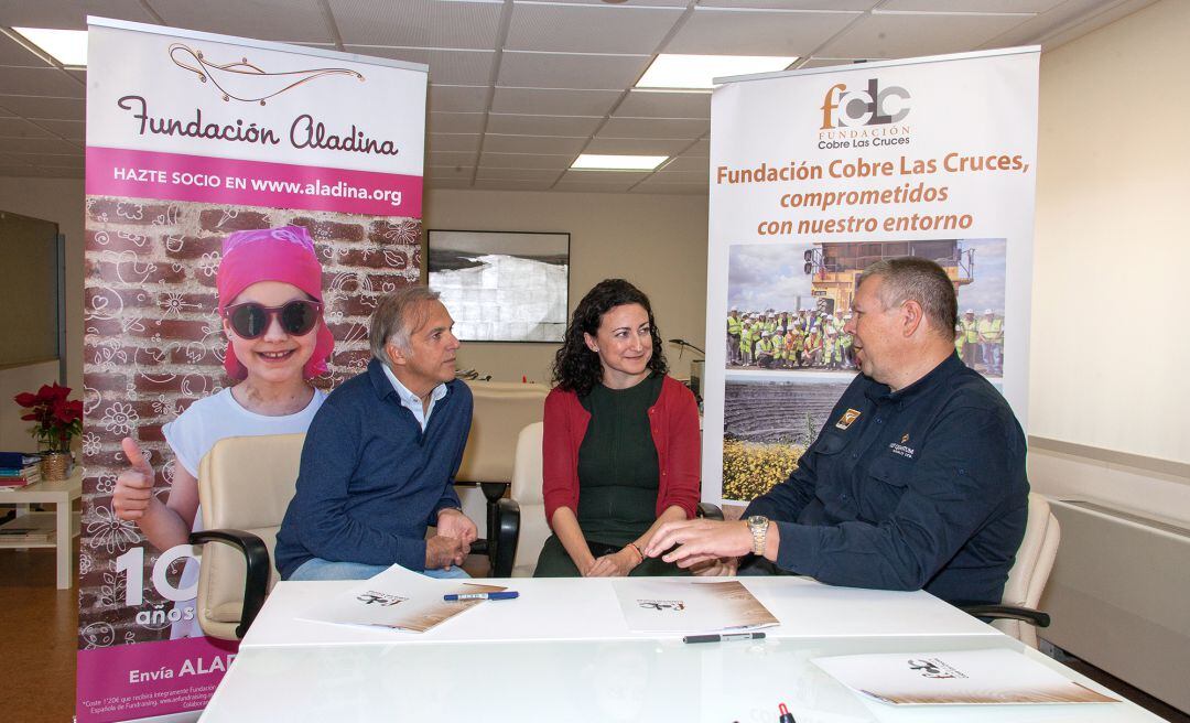 Paco Arango, Nieves Romero e Iain Anderson, de izquierda a derecha, durante la firma del convenio de colaboración para la remodelación de la planta de Oncohematología Pediátrica