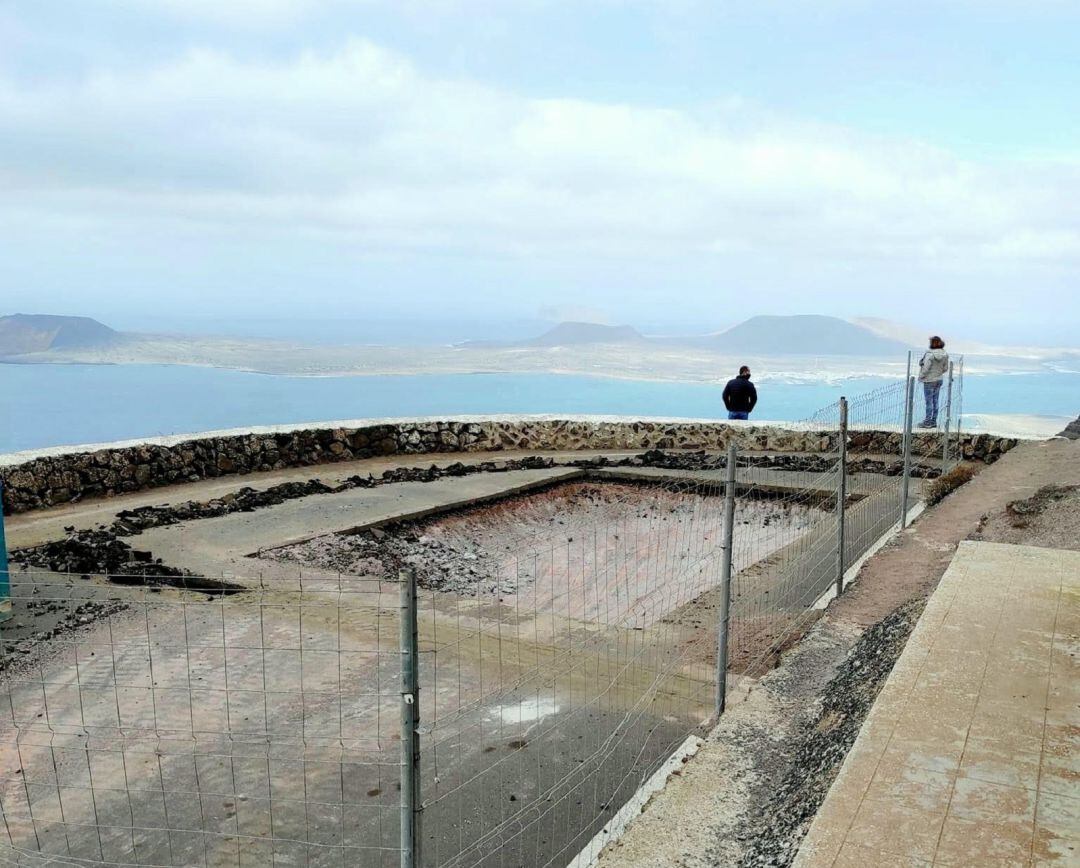 Hueco excavado en el mirador de Guinate para la instalación del radar.