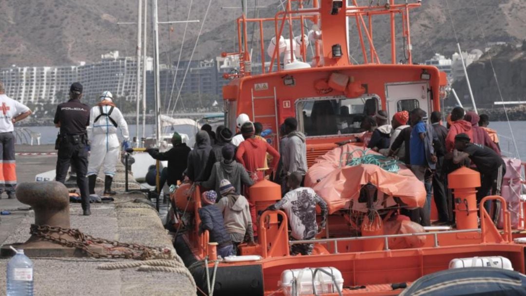 Migrantes rescatados por Salvamento Marítimo a su llegada al puerto de Arguineguín