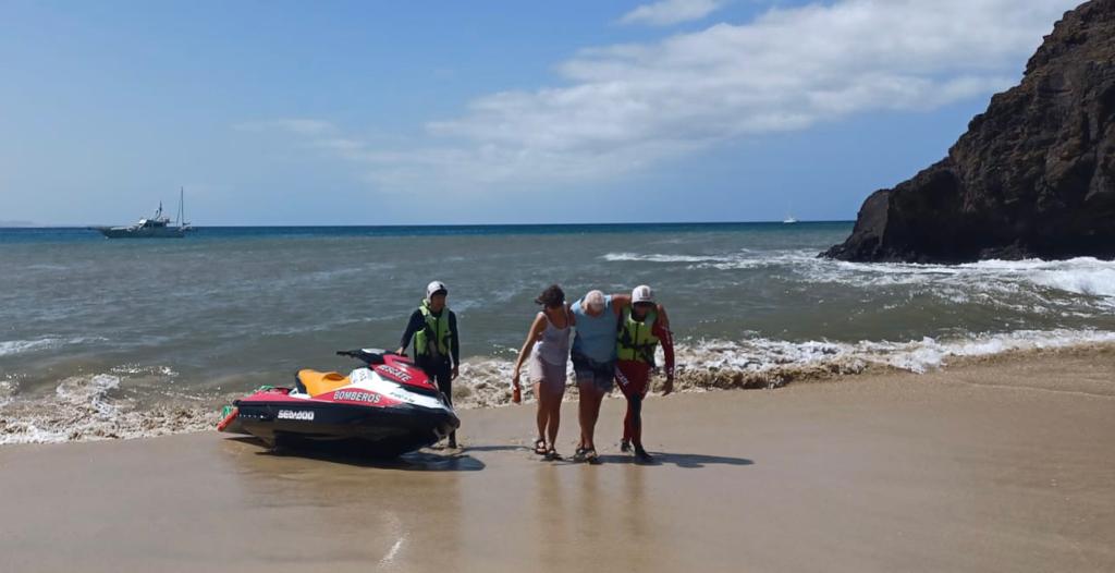 La situación del herido obligó a su evacuación en moto de agua hasta Playa Mujeres, en Papagayo (Yaiza).