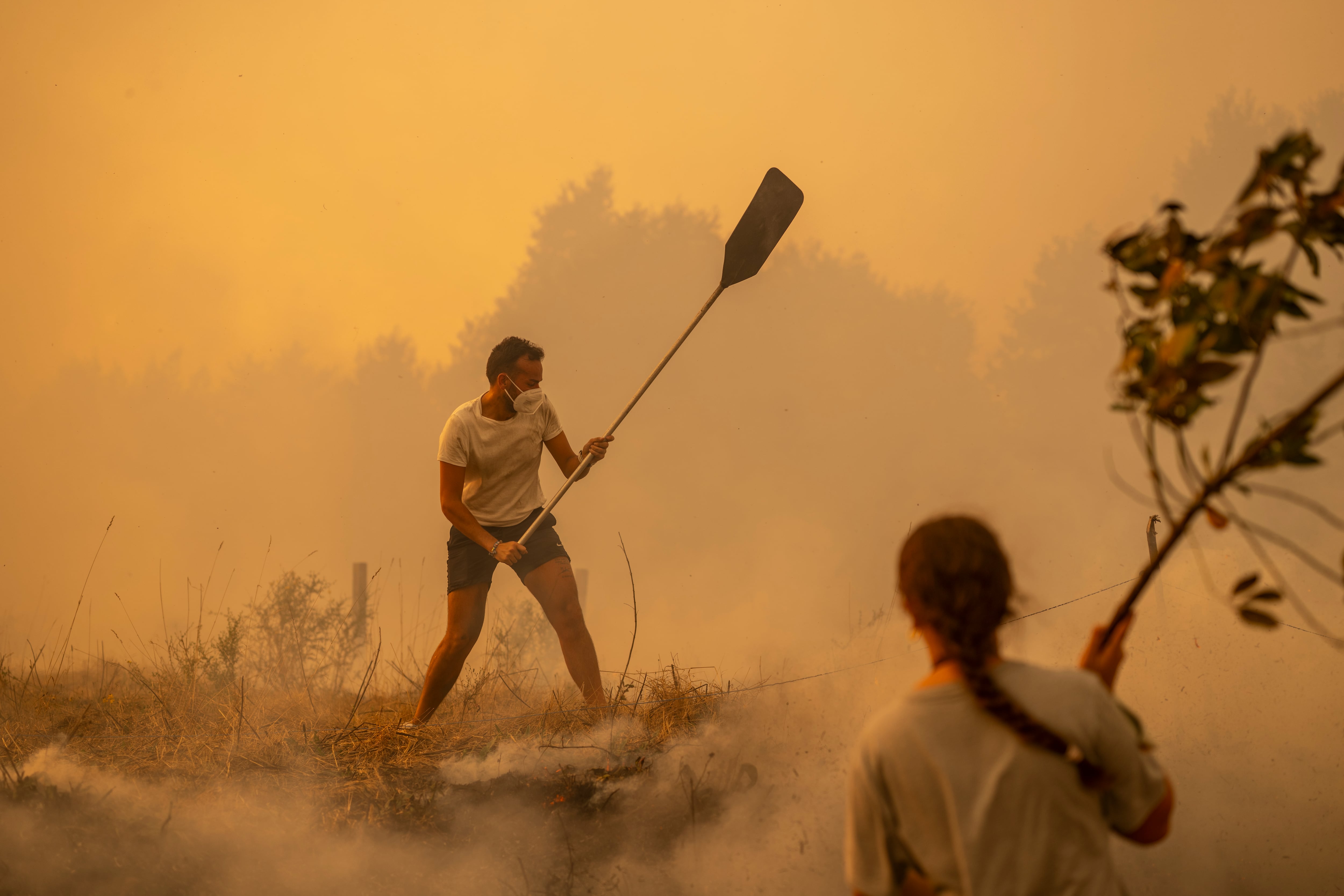 Los megaincendios que se han desatado este verano en Galicia, al norte de España, han dejado imágenes dantescas de la lucha contra las llamas