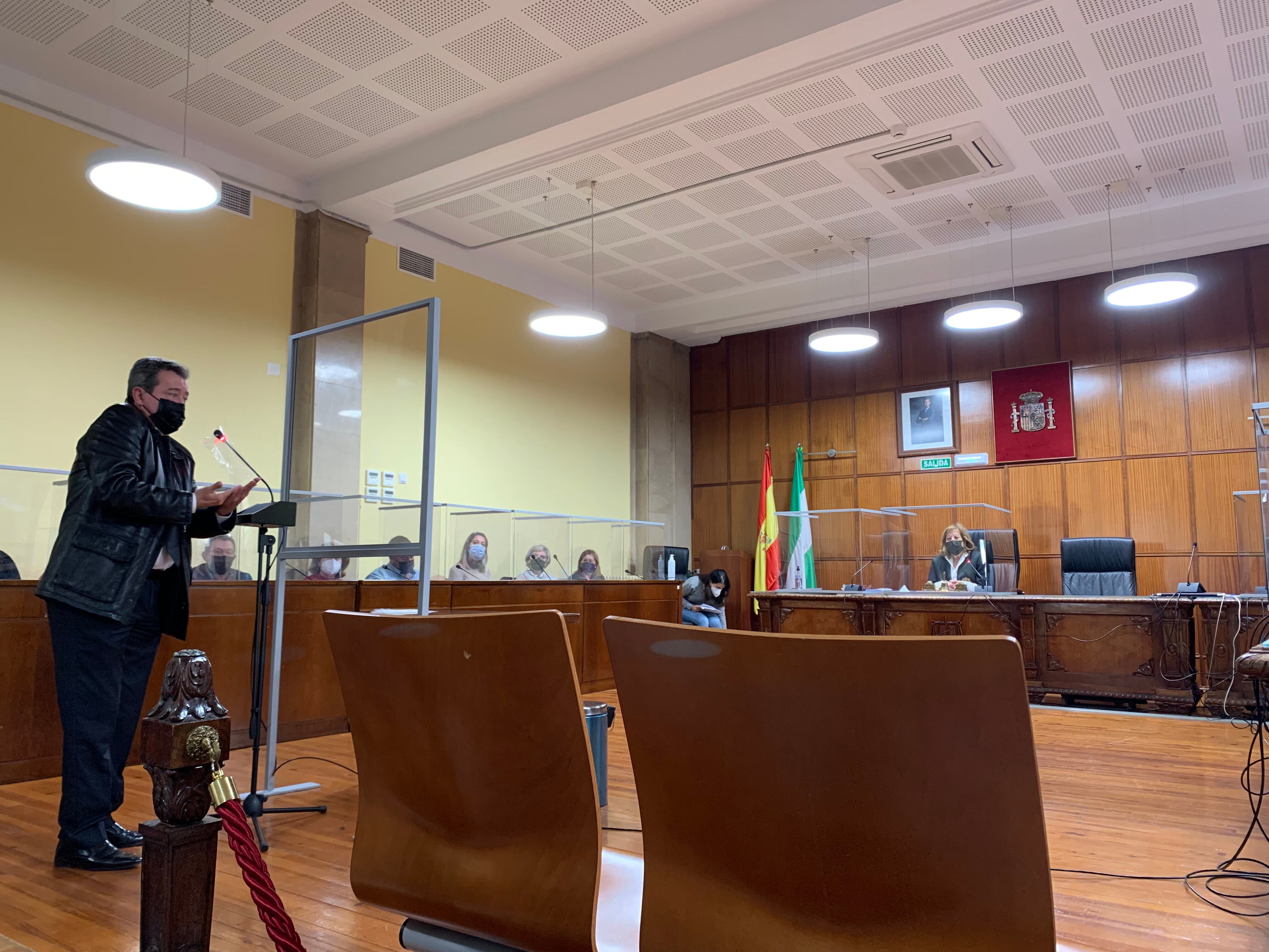 El exalcalde de Linares, Juan Fernández, durante su comparecencia en el juicio por jurado popular que se celebra en su contra.