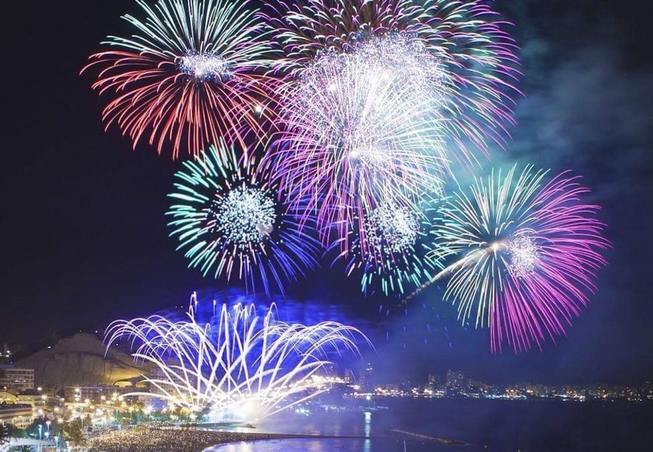 Imagen de archivo de un castillo de fuegos artificiales disparado desde la playa del Cocó