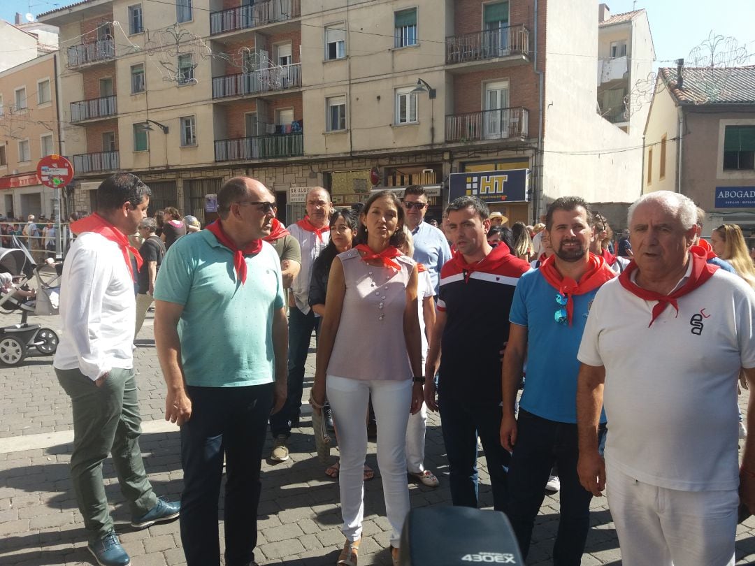 La ministra Reyes Maroto, acompañada del secretario del PSOE en Castilla y León, LuisTudanca, el alcalde de Cuéllar, Carlos Fraile y el diputado nacional José Luis Aceves junto con simpatizantes del partido en Cuéllar