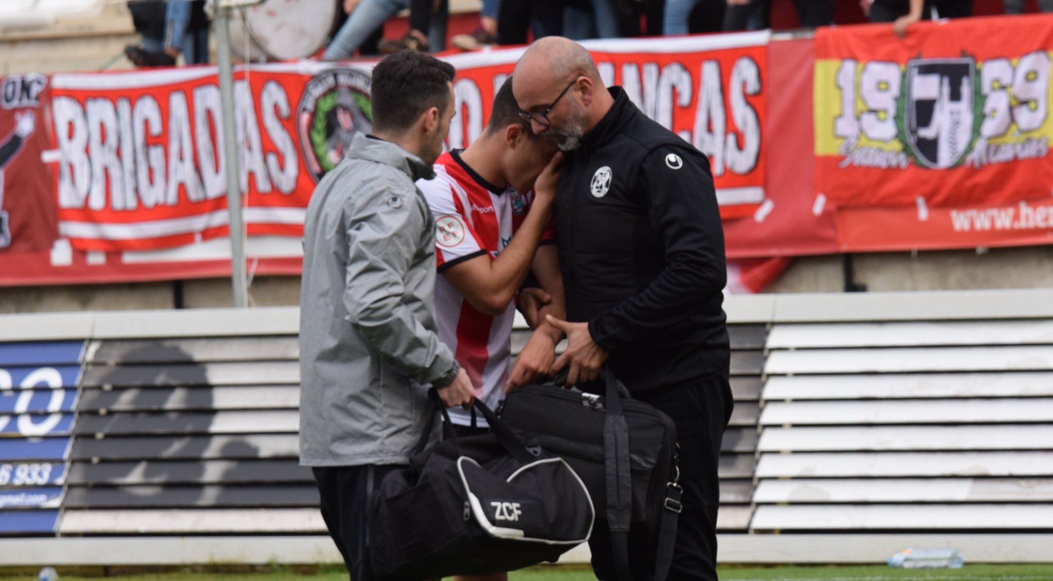 Adri Herrera abandonando el terreno de juego el pasado domingo