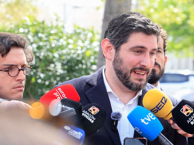 ZARAGOZA, 08/04/2026.- El portavoz de Vox en las Cortes de Aragón, Alejandro Nolasco, tras la reunión para tratar sobre el pacto de gobierno en Aragón, este miércoles en Zaragoza. Las negociaciones entre PP y Vox para alcanzar un acuerdo de Gobierno en Aragón avanzan y ambos partidos han mostrado este miércoles sintonía y voluntad de llegar a un entendimiento que permita la investidura como presidente del popular Jorge Azcón, aunque aún no han alcanzado un pacto. EFE/ Javier Cebollada