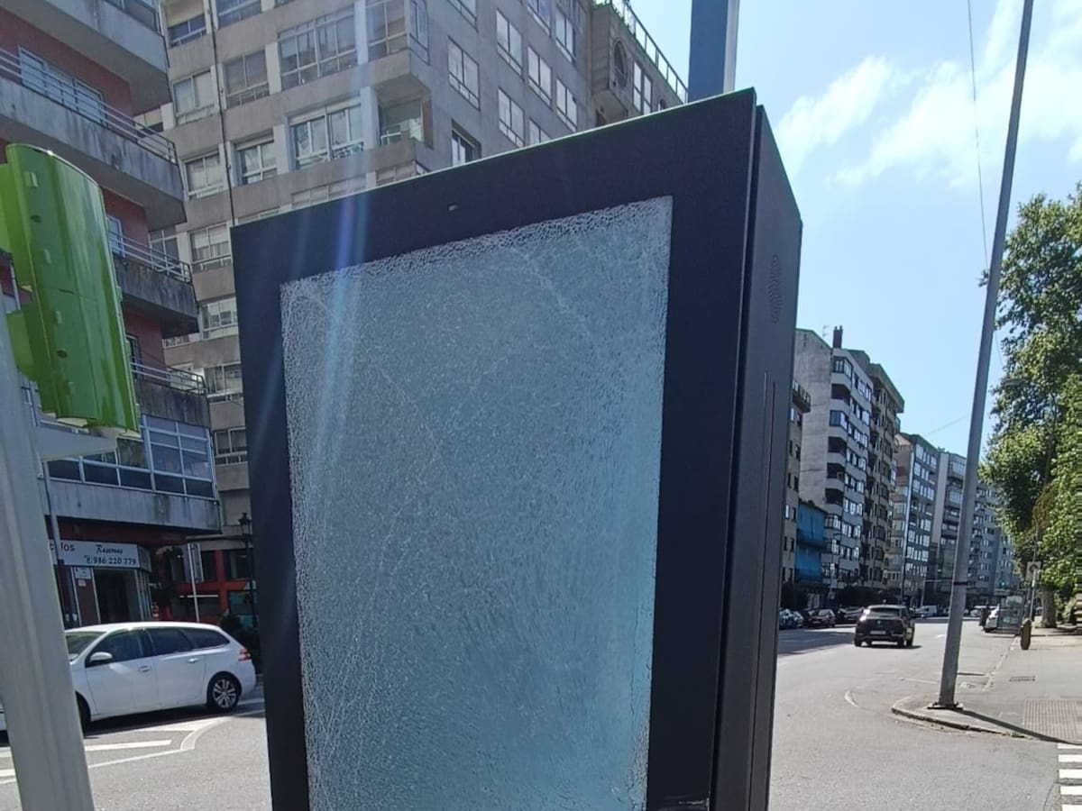 Vandalizan una de las nuevas pantallas informativas del Concello en Vigo