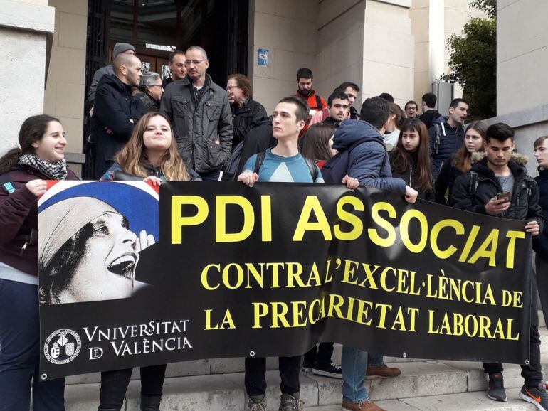 Protesta de alumnos en solidaridad con los profesores asociados (Archivo)