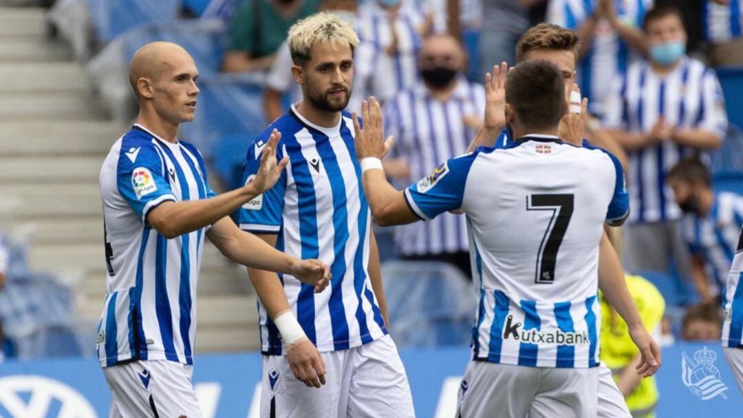 Januzaj es felcitidado por sus compañeros tras marcar el primer gol del partido ante el Mónaco