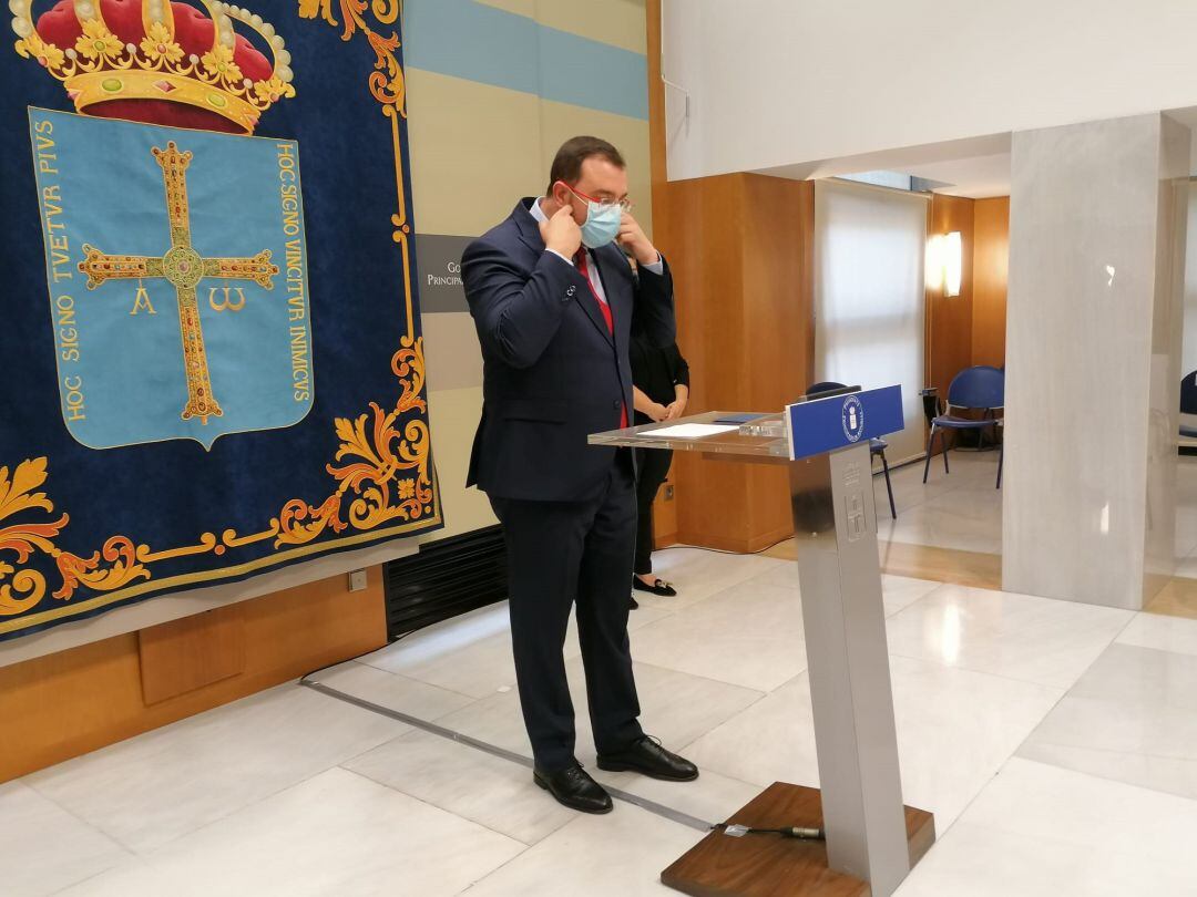 El presidente del Principado, el socialista Adrián Barbón, en rueda de prensa en la sede de Presidencia.