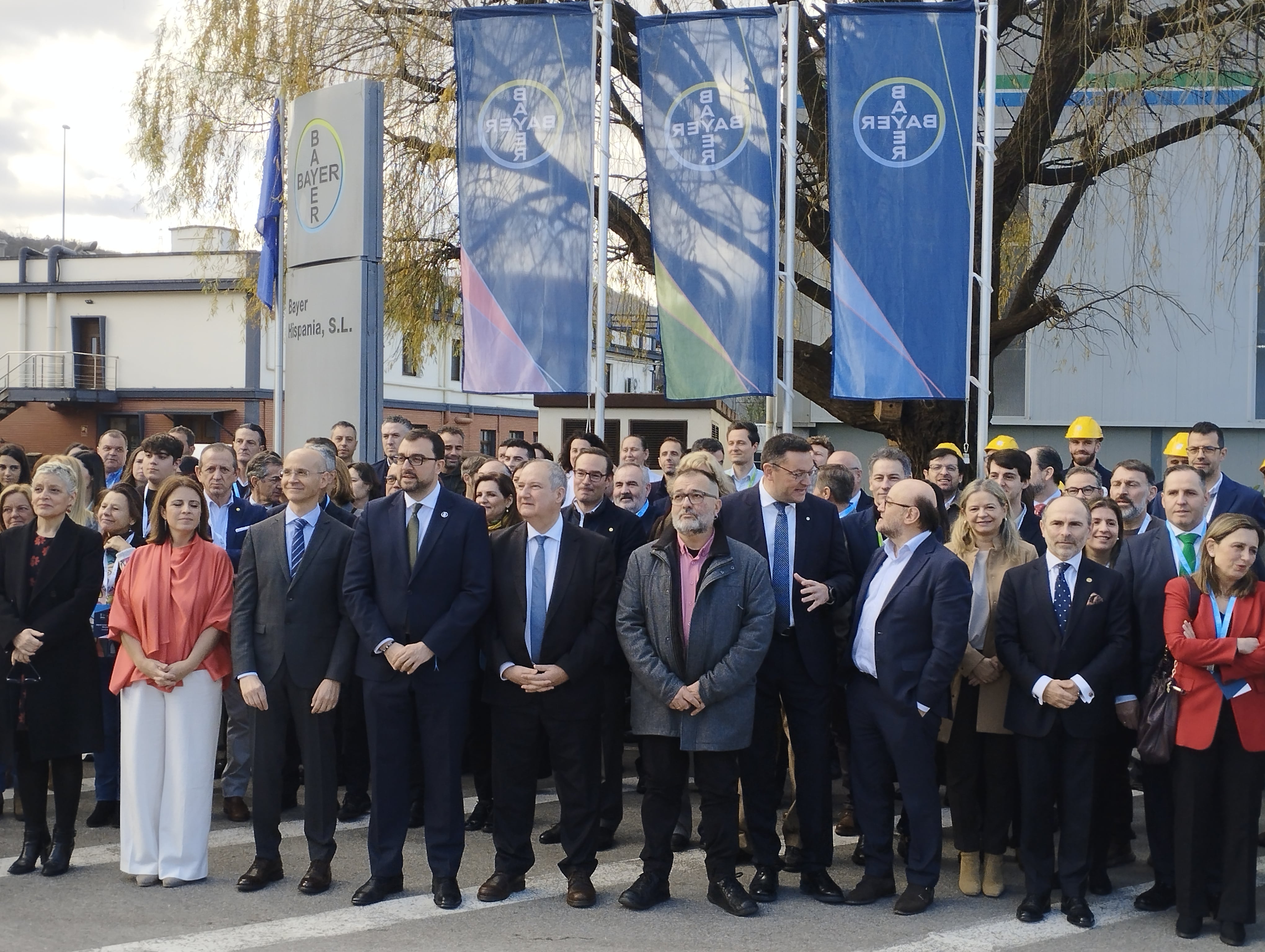 Foto de autoridades durante la visita a las instalaciones de Bayer en Lada, Langreo