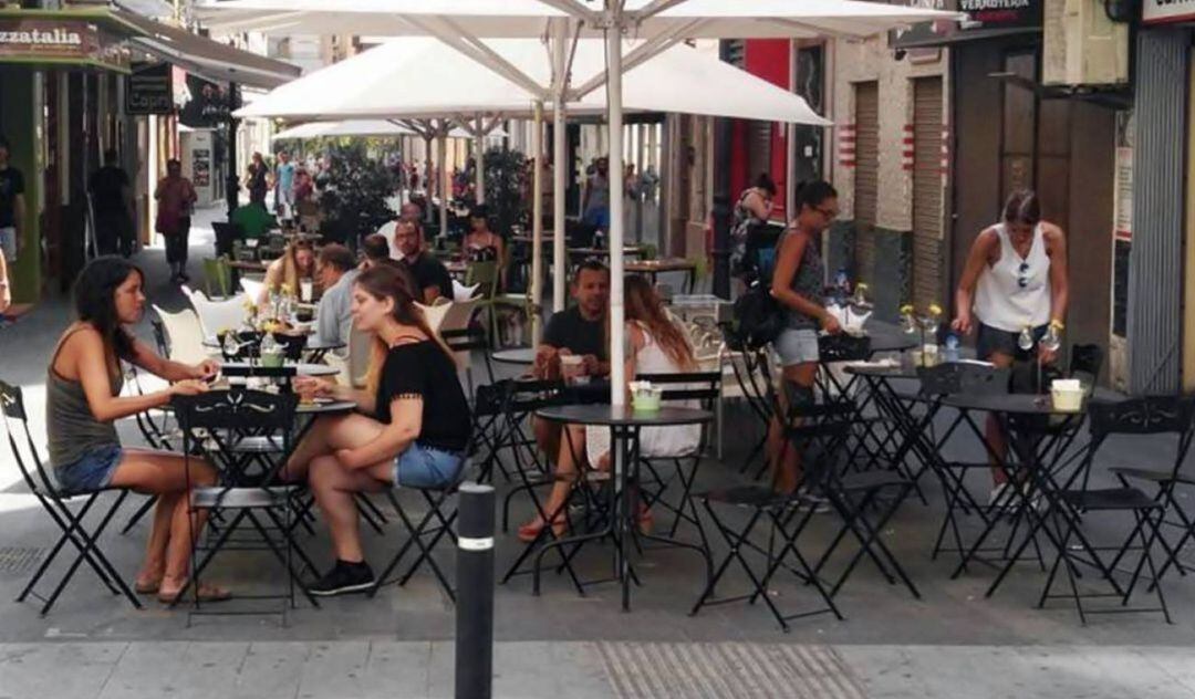 Veladores en la calle Castaños, dentro de la zona del Centro Tradicional, que la asociación vecinal quiere que sea declarada ZAS.