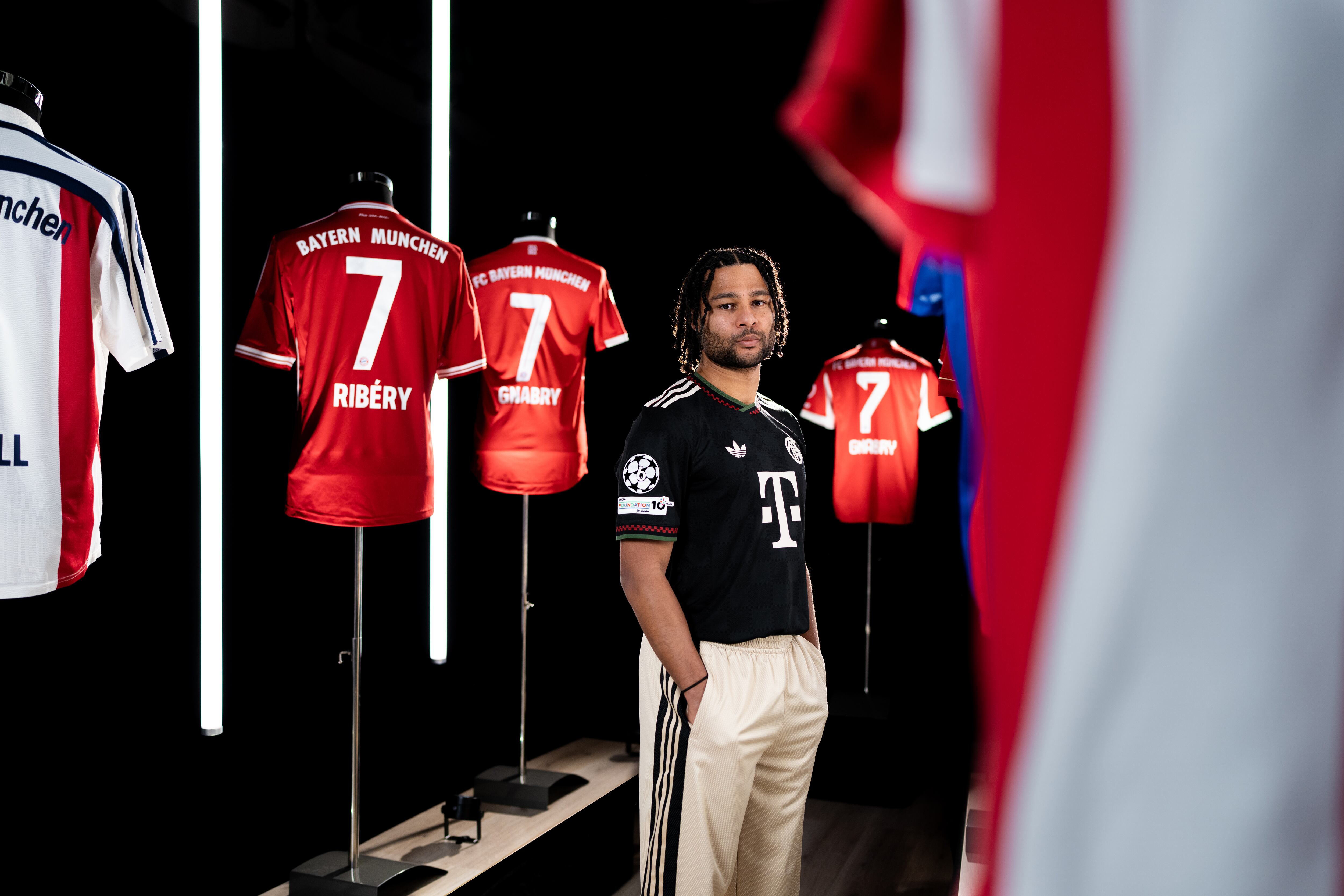 Serge Gnabry durante la renovación con el Bayern de Múnich