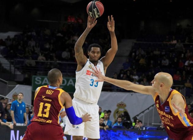 Trey Thompkins con el balón en una acción del partido