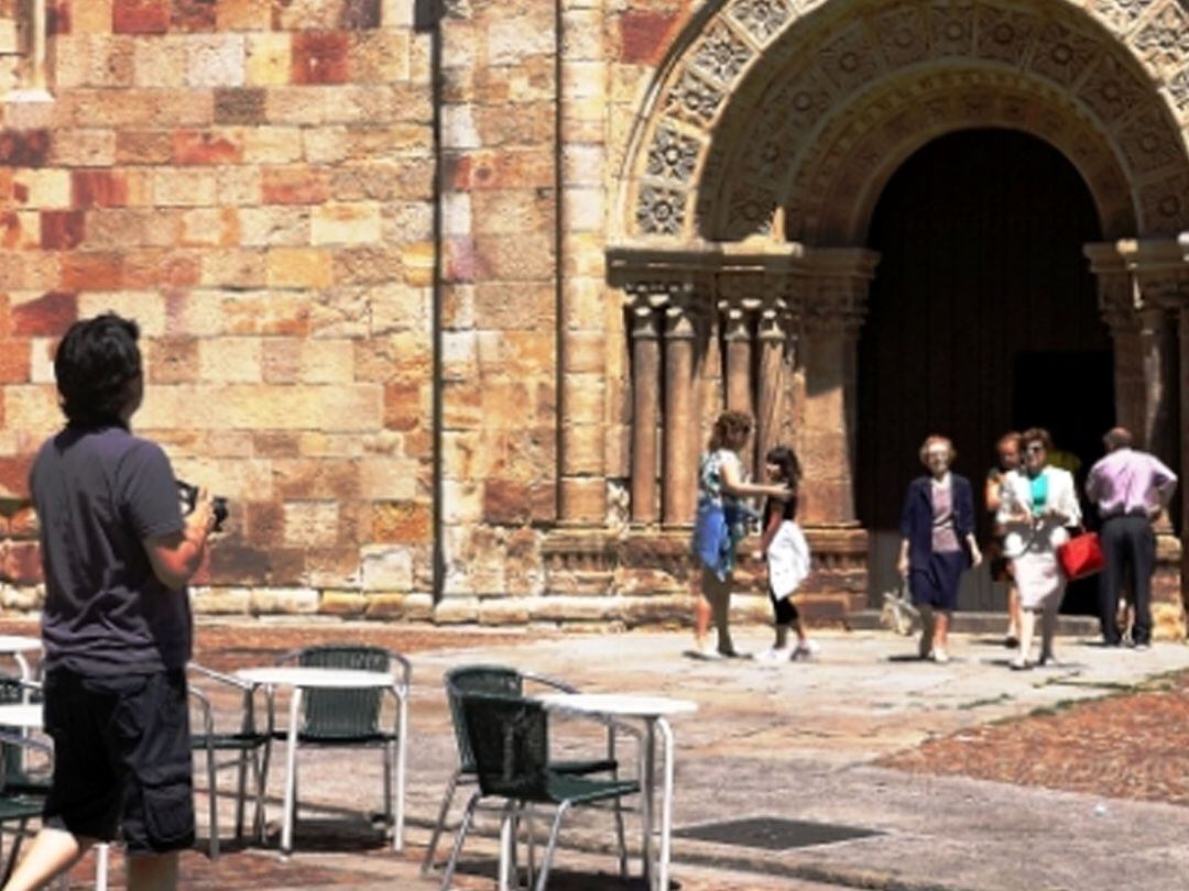 Un turista fotografía el pórtico de la iglesia de San Juan de Puertanueva