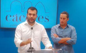 Luis Salaya comparece acompañado del concejal socialista Andrés Licerán