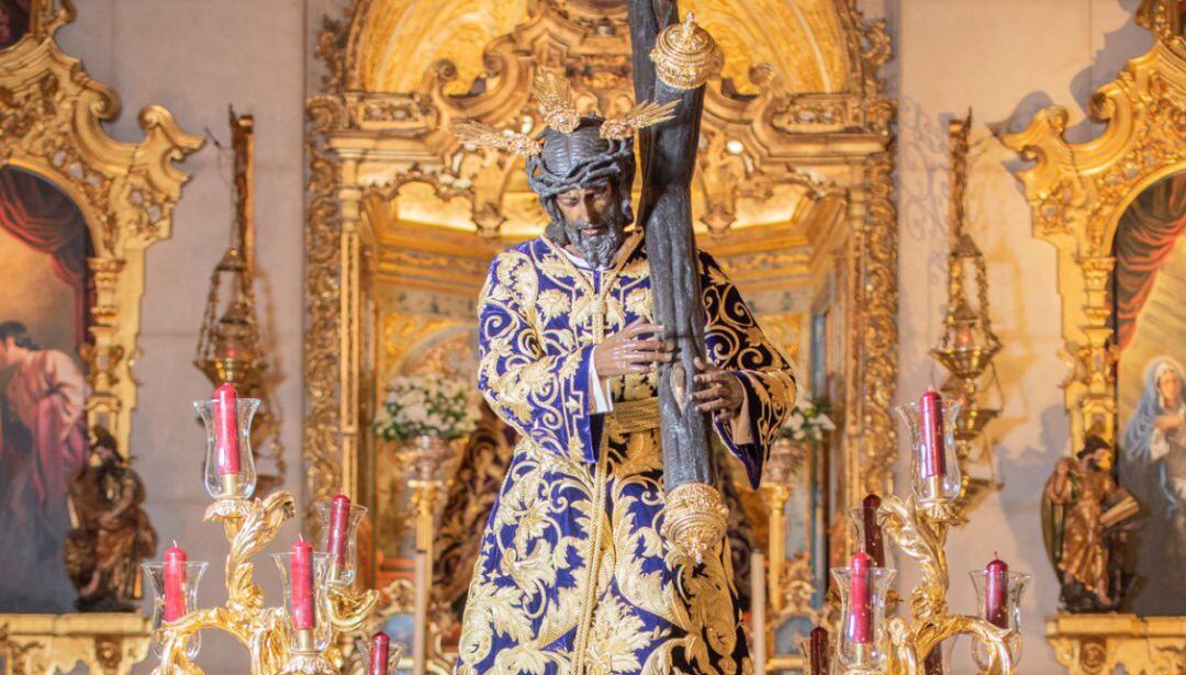 El Señor de la Salud, de la Hermandad de los Gitanos, sobre las andas preparadas para presidir el Viacrucis de las Hermandades de Sevilla 