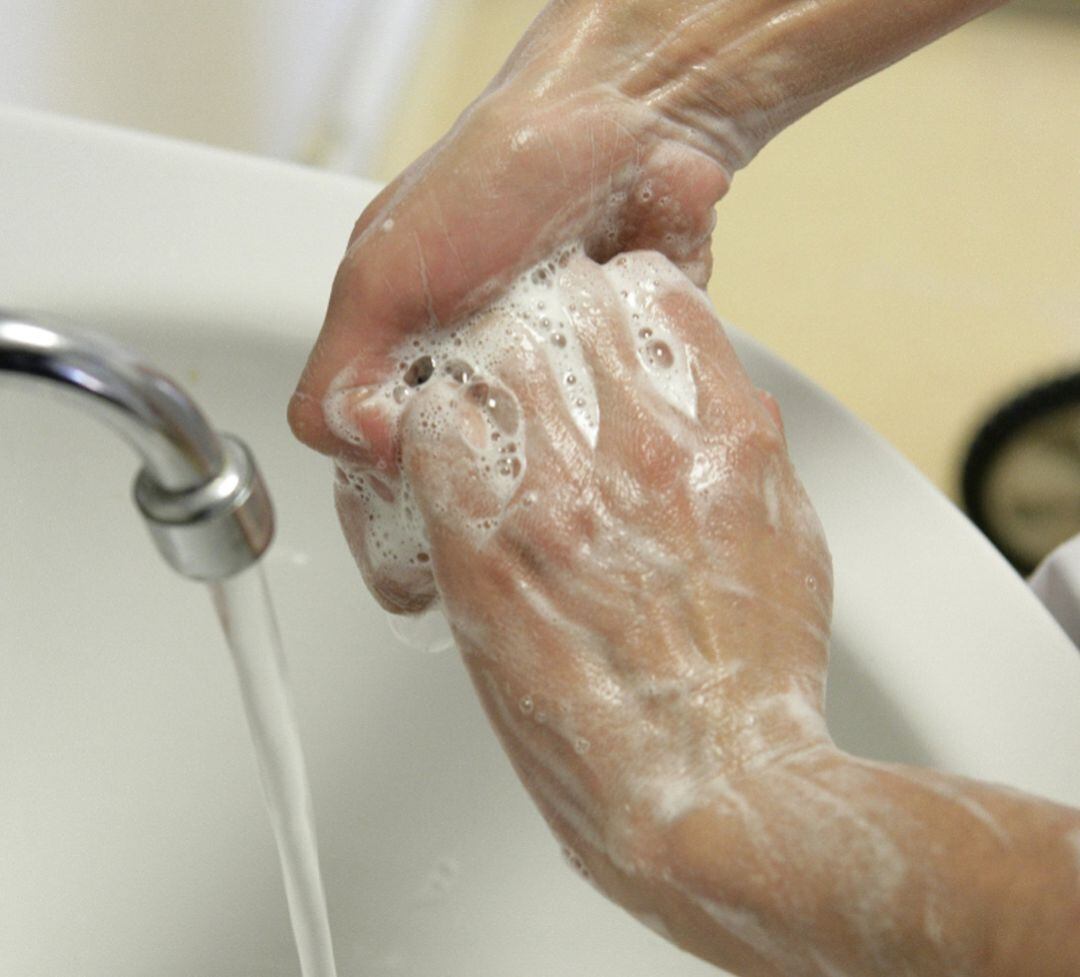 Los expertos recuerdan que el método más eficaz para evitar la propagación del coronavirus es lavarse las manos con frecuencia.