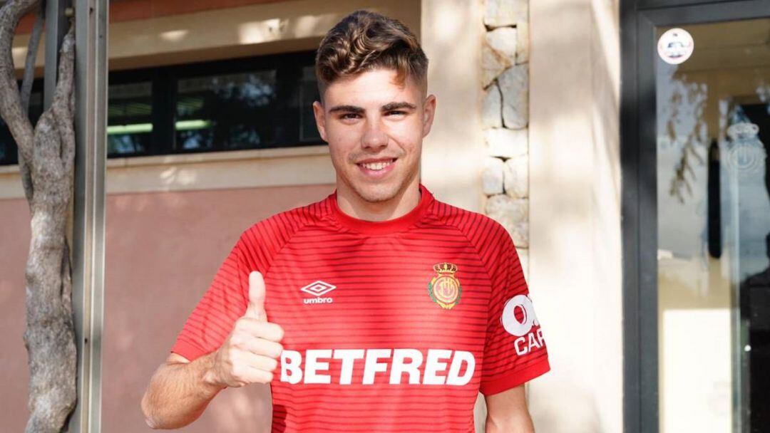 Alejandro Pozo, con la camiseta del RCD Mallorca.