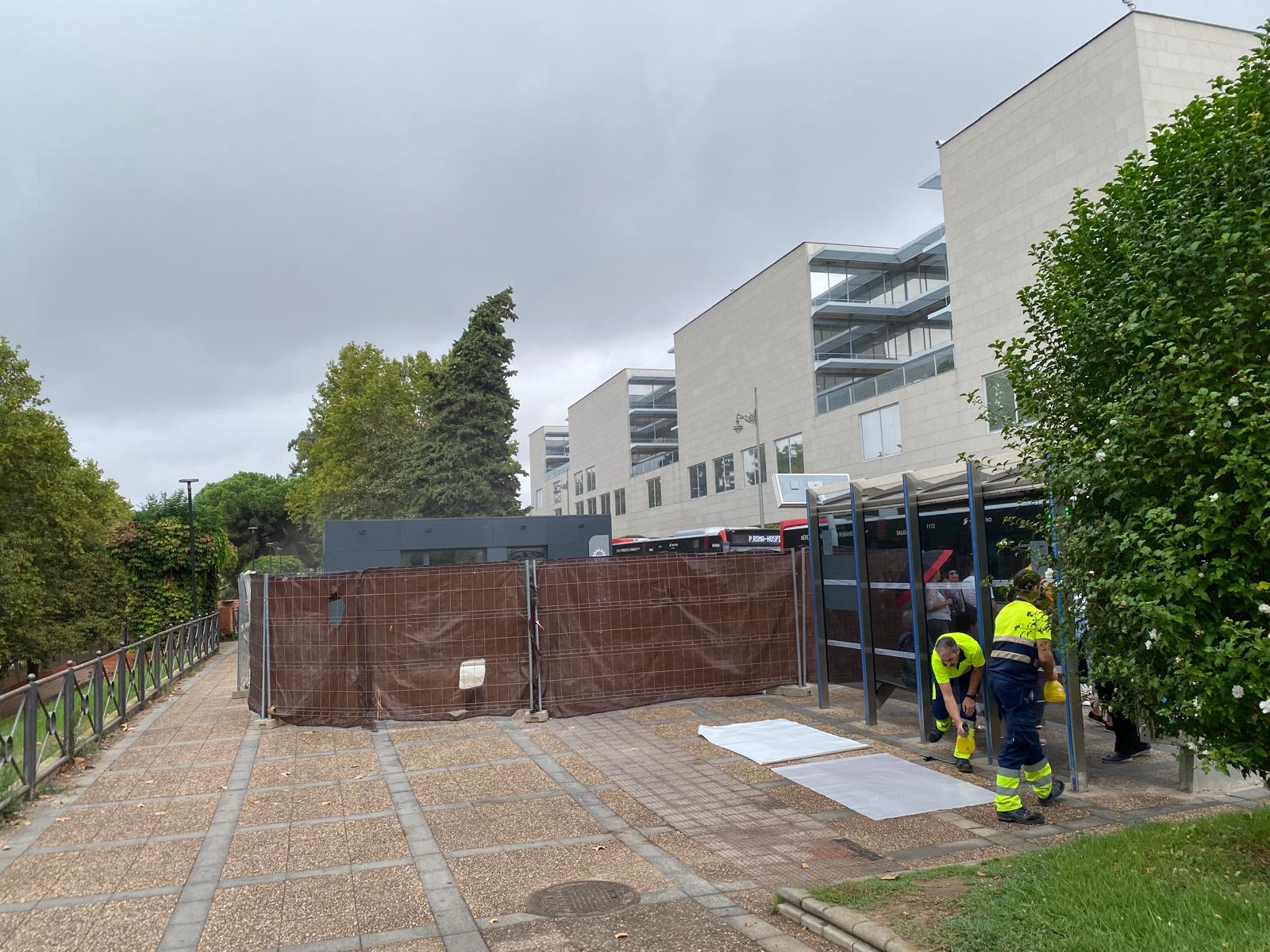 Instalación de la nueva marquesina en el Paseo de Roma