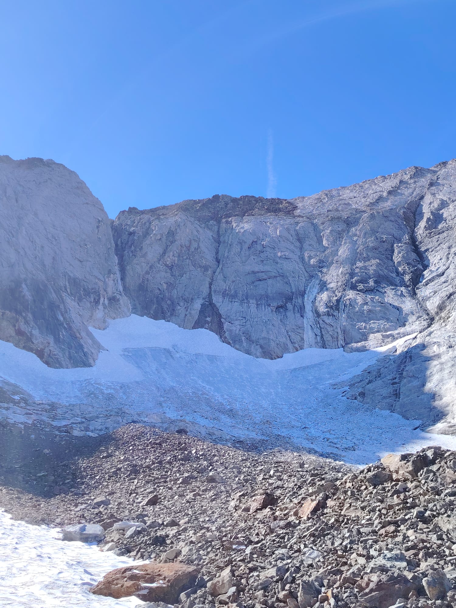El glaciar, ahora helero, de los Infiernos, ha perdido en torno a 10 metros de espesor de media desde 2011. A una altitud de 2834 metros sobre el nivel del mar, tiene una extensión de 4,5 hectáreas
