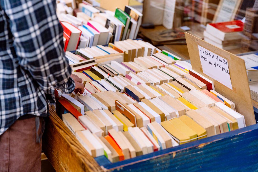 Los libreros sacan sus mostradores a la calle