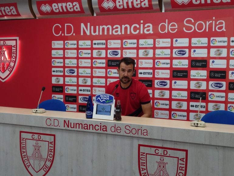 El entrenador del Numancia, López Garai, en rueda de prensa.