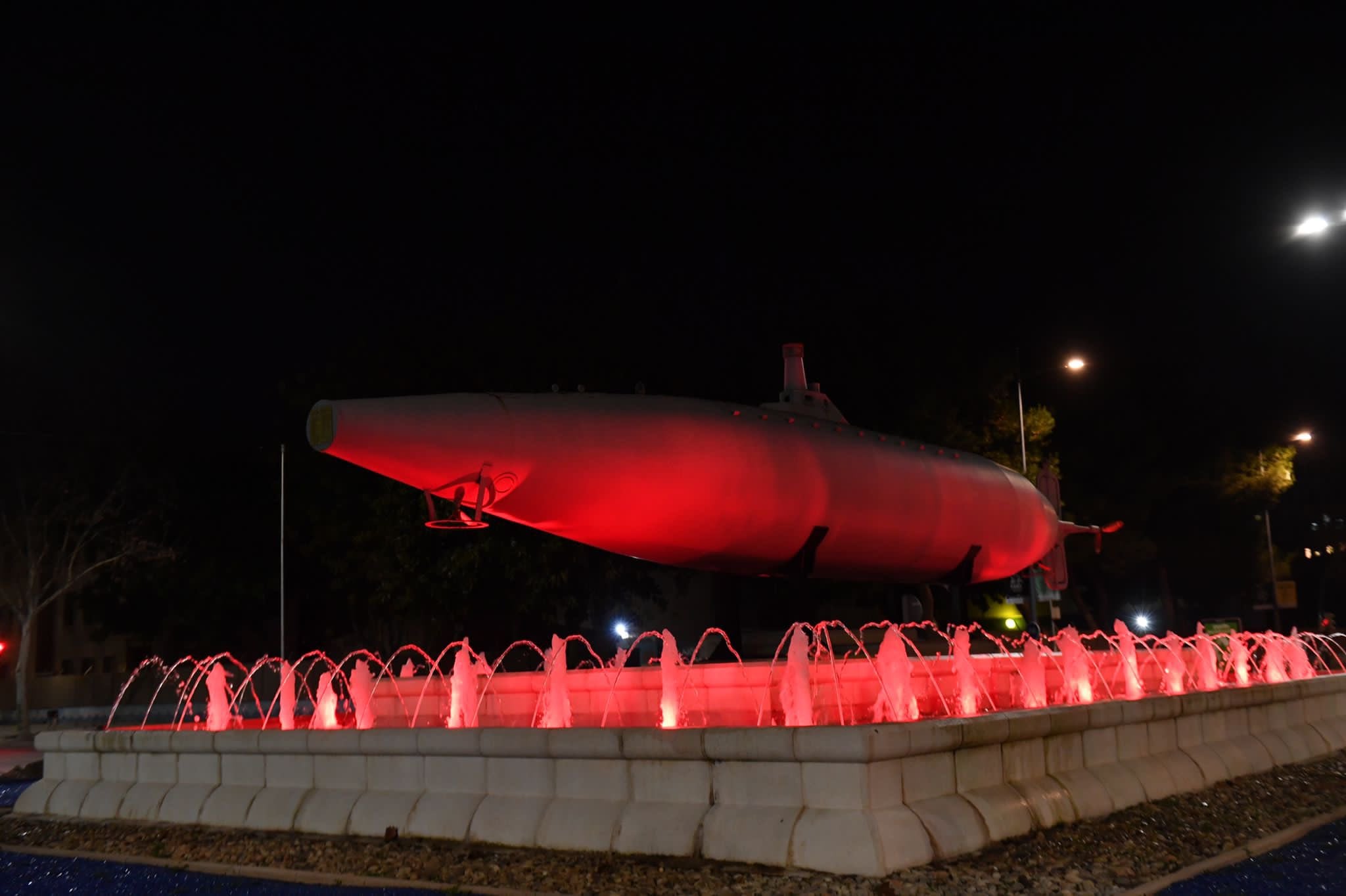 Se conmemora el cumpleaños del Rey con la iluminación de la plaza del Submarino Peral