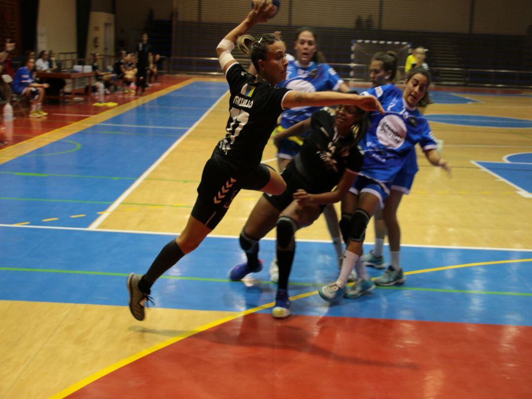 Lanzamiento a portería del San José Obrero ante el AD Carballal.